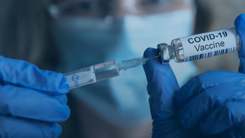 AI vaccine response prediction - vaccine vial and syringe
